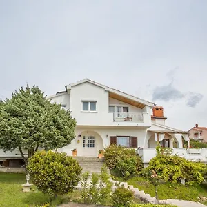 https://apartments-pahljina-2885.primorje-gorskikotar.com